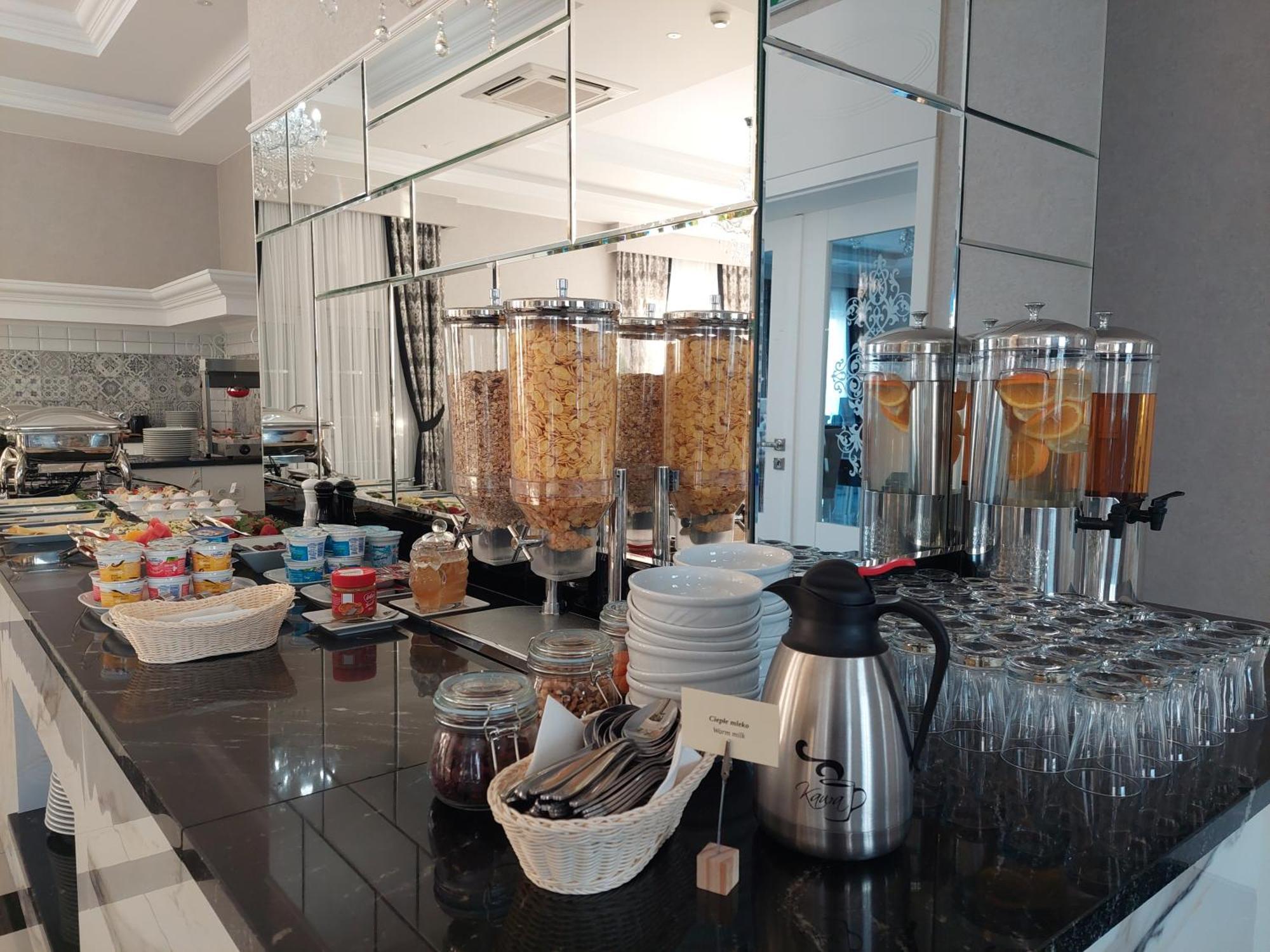 Hotel Lord Radom Bagian luar foto